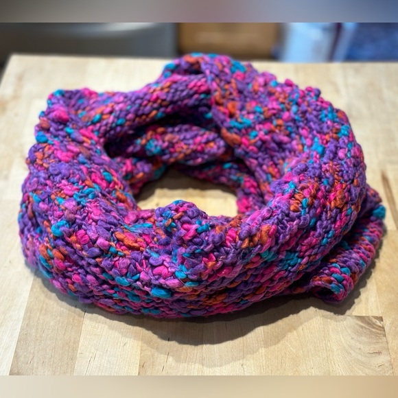 Handmade knitted infinity cowl in soft wool - Picture 1 of 3